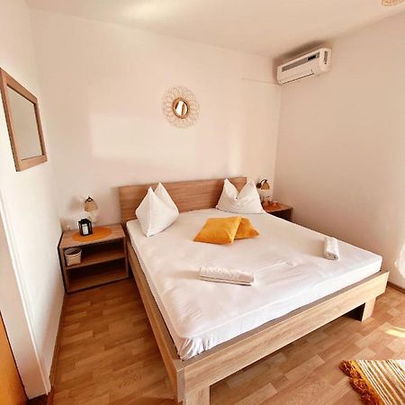 The Manzoni Family 5 Hotel Punat Bagian luar foto